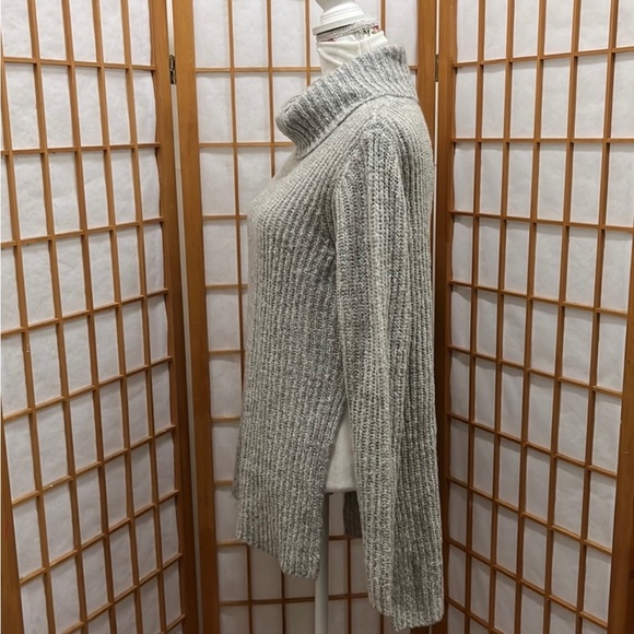 Pretty Forever 21 gray sweater🐚 - Picture 3 of 6